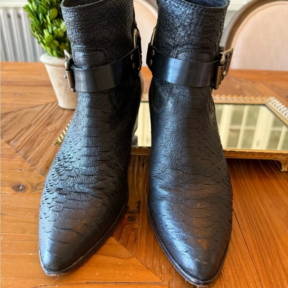Frye Black Textured Leather Boot with Branded Interior/Size 8
